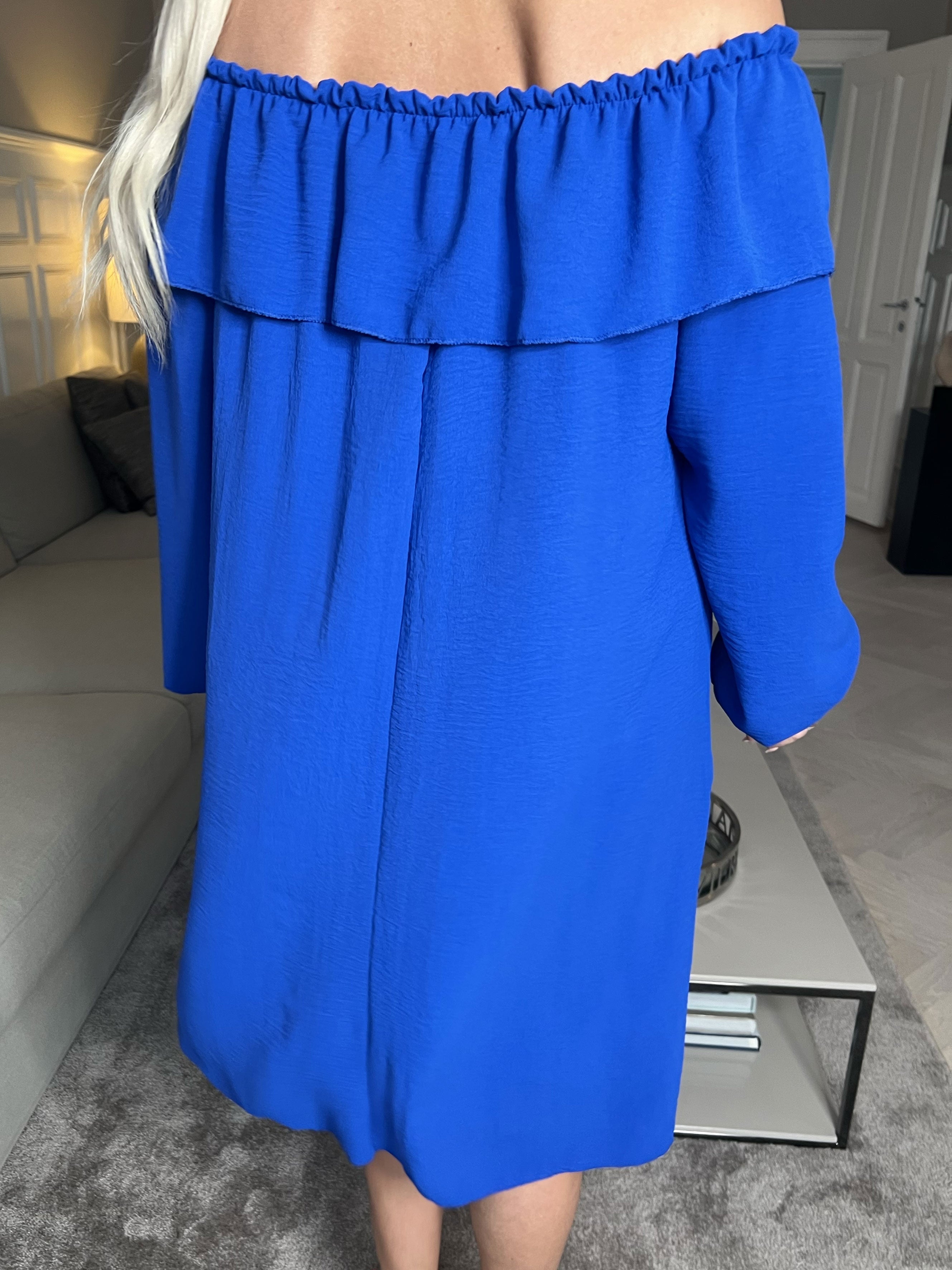 Elpida - Söt klänning med volangkant och ärmar med smock